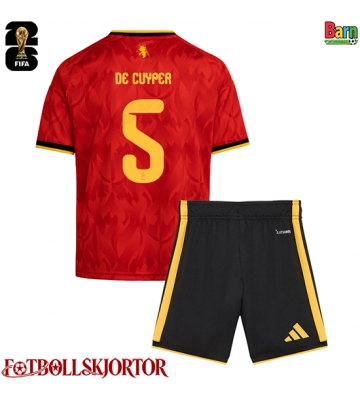 Belgien Maxim De Cuyper #5 Hemmakläder Barn VM 2026 Kortärmad (+ Korta byxor)